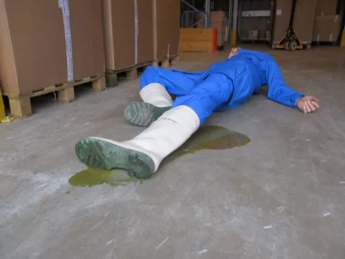 an employee fell to the ground due to a liquid spill - Risk of falling